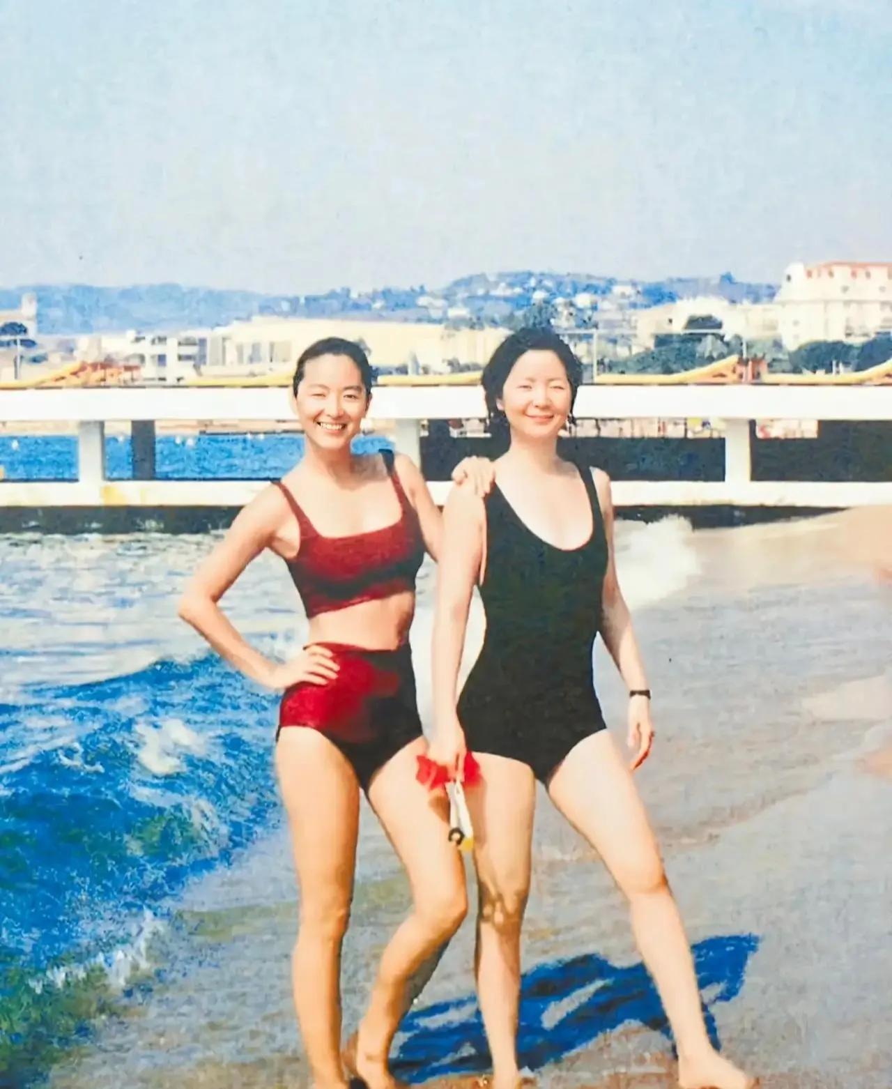 难得一见，35年前，林青霞、邓丽君两大绝色美人儿的合影。

图片拍摄时间来自遥远