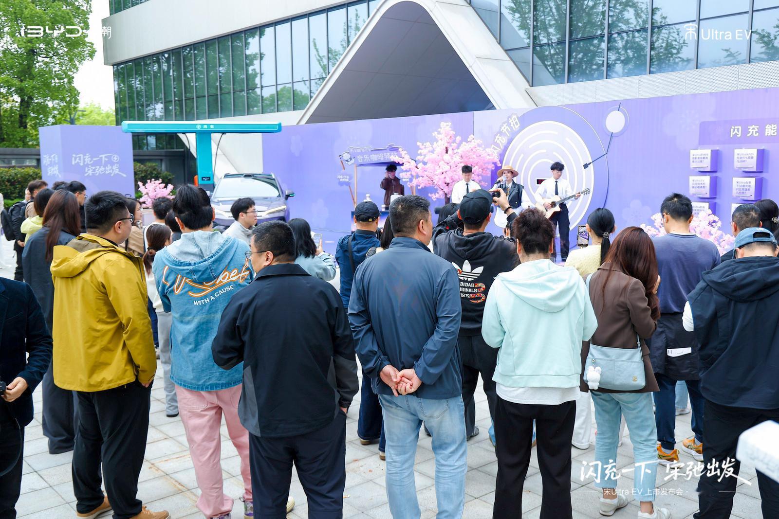 闪充车型来到15万，4月12日，全球首款B级闪充SUV，比亚迪宋Ultra EV