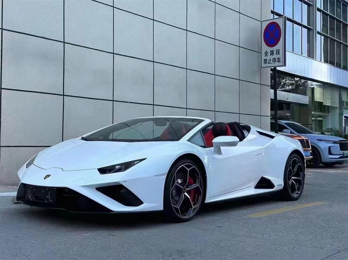 兰博基尼 EVO RWD Spyder 白/黑红[酷]今年2月份提车上牌，仅行驶