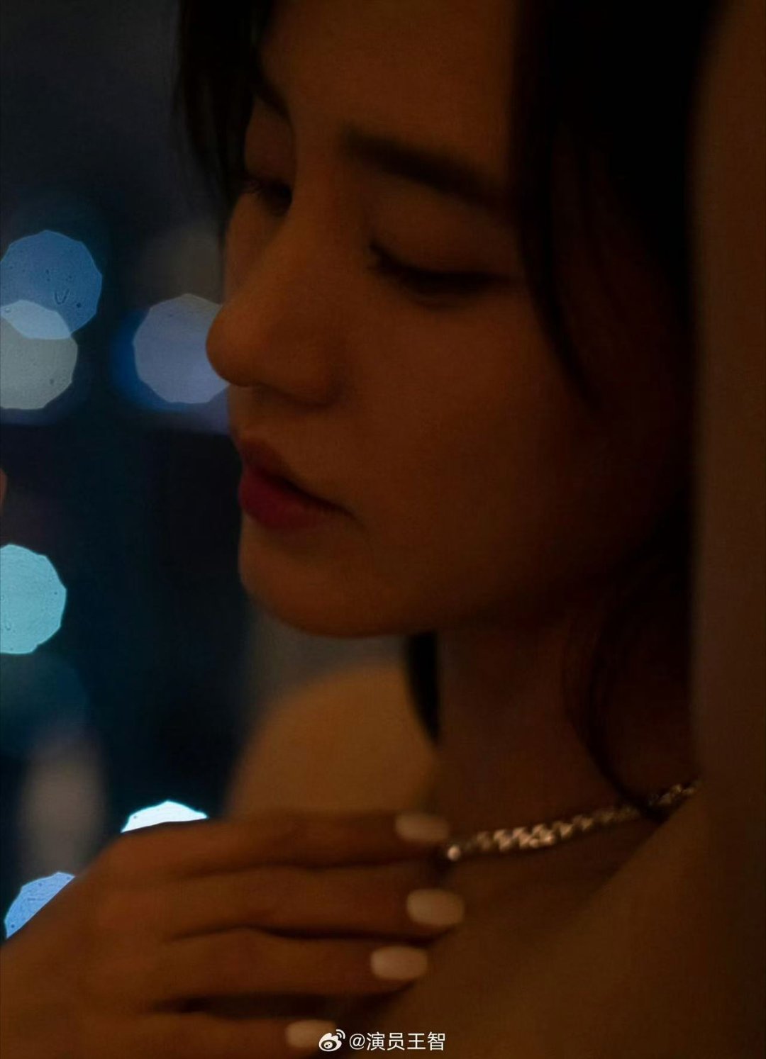 武术和舞蹈功底给王智的气质加了分 既有东方女性的柔美，又有功夫女星的英气 柔中带