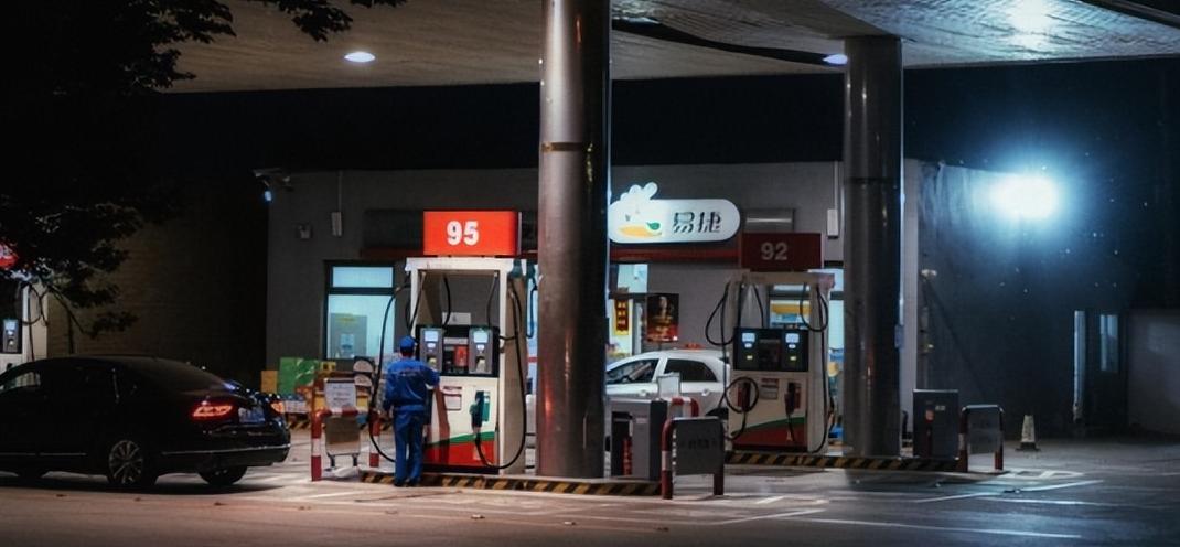 500元油费逃单要拘留？九江路虎男的‘小聪明’踩了法律红线

500元油费逃单要