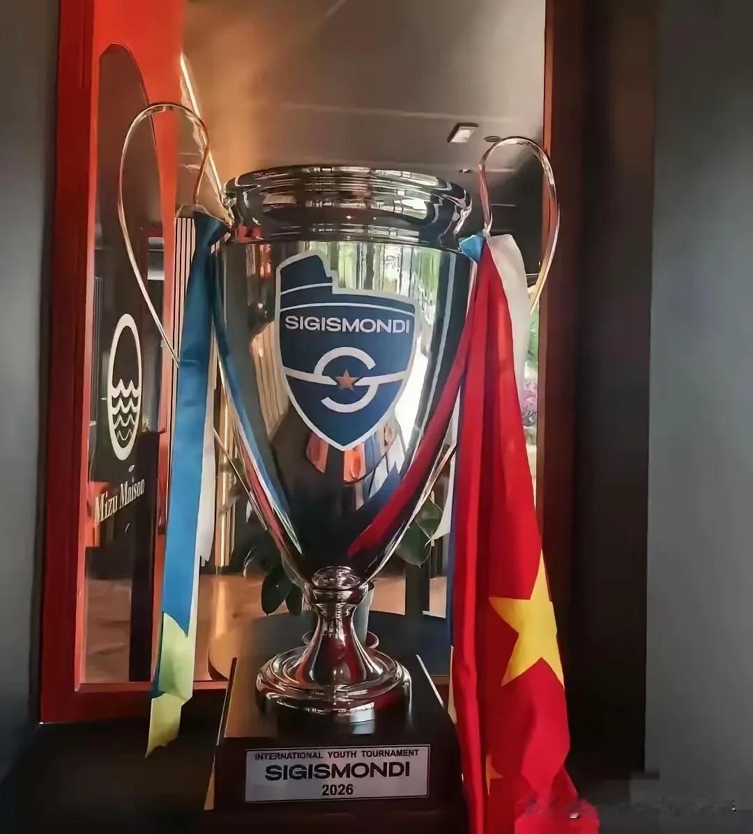 董路是聪明的，可以说把奖杯留在了意大利的中餐馆，是做的最正确的事。一来是特别感谢