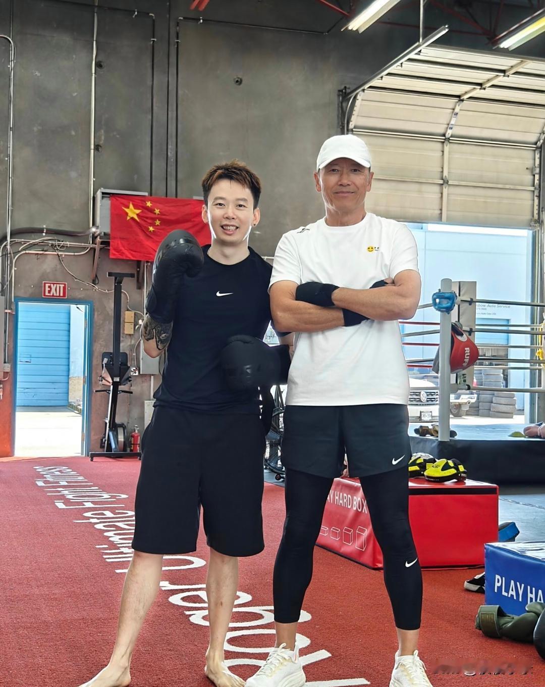 67岁苗侨伟在温哥华一家健身馆练拳击，他的状态太好了，身材不发胖，整个人很健康，