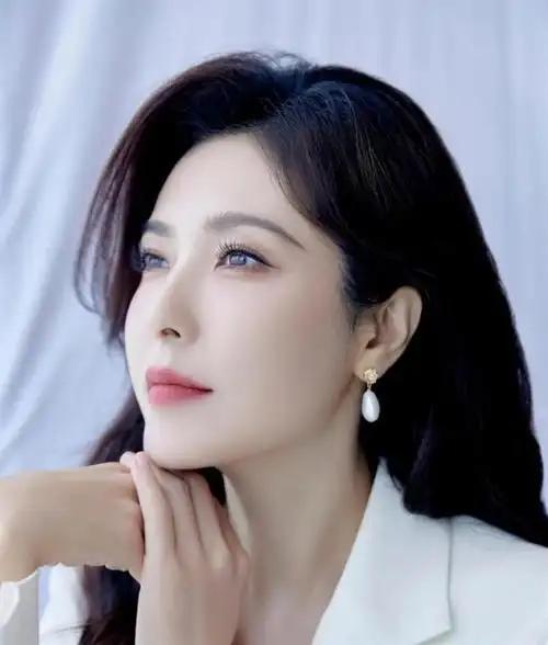 她是两百年难遇的美人，靠美貌“征服”无数男人，如今49岁了，孑然一身，孤孤单单，