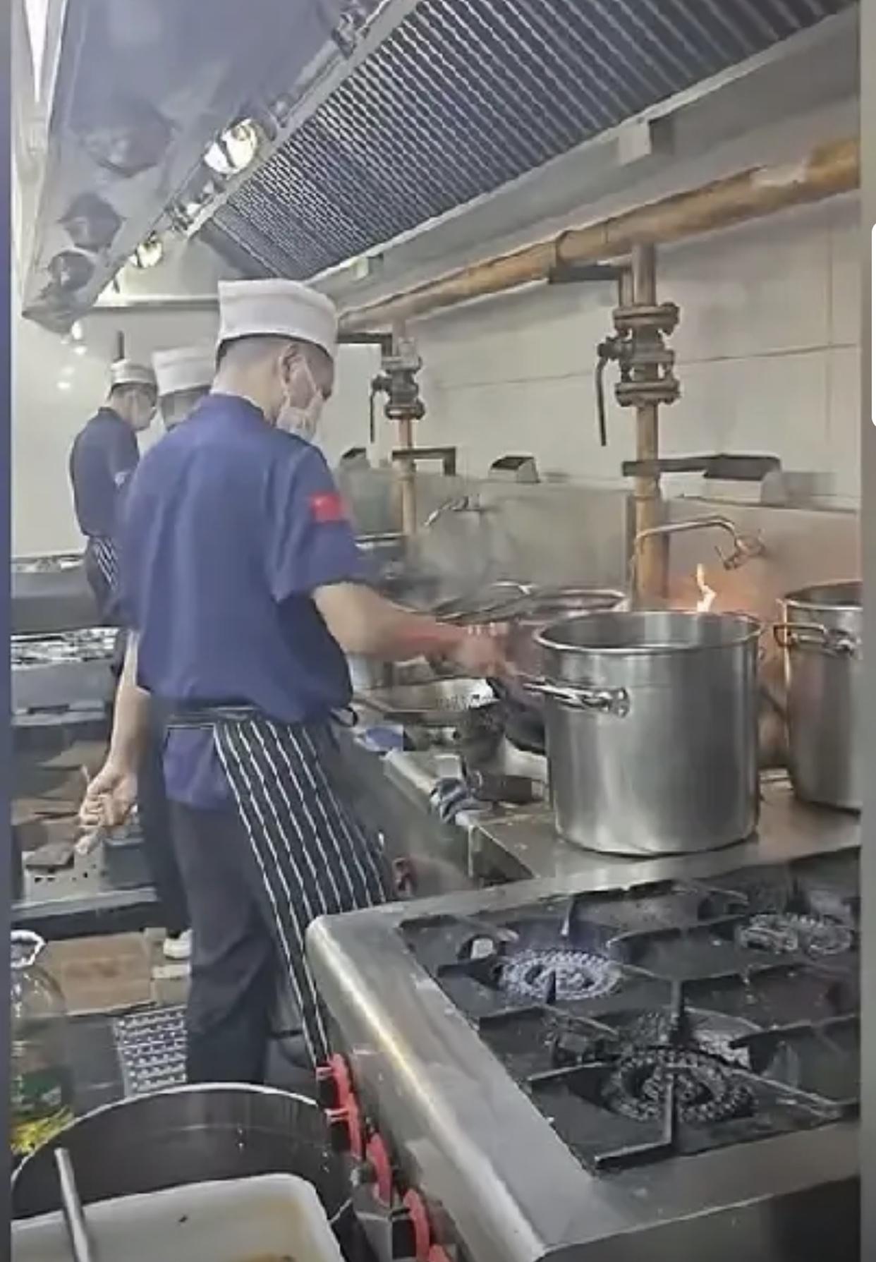 张兰这波操作又赢麻了！西贝直播用电磁炉“岁月静好”，麻六记直接明火爆炒，

火苗