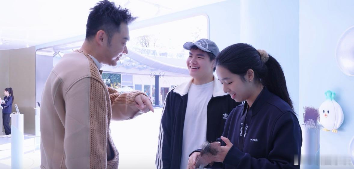 广州偶遇梁伟铿现实中的梁伟铿好可爱 被网友描述的偶遇细节暖到了。梁伟铿私下竟然这