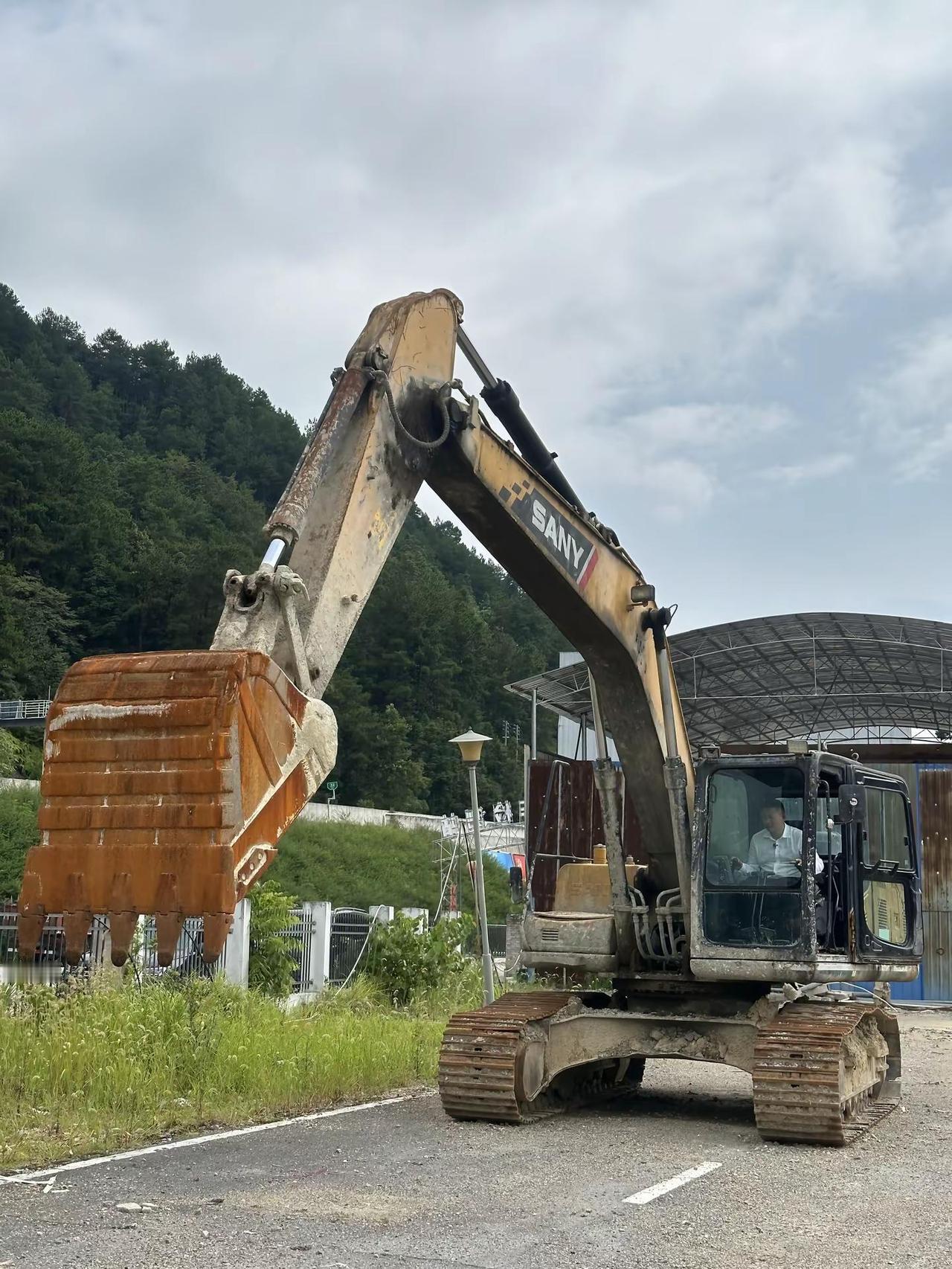 老板工地干了几年都没结账，三一215停了三四年，只使用2000多小时，现在大环境