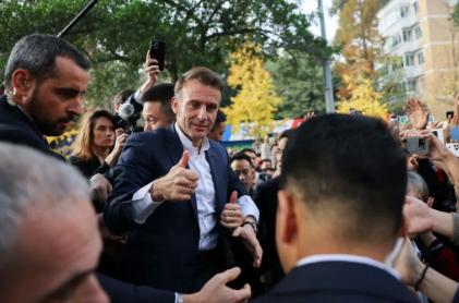 情绪价值拉满了！
马克龙现身四川被热烈簇拥！


簇拥的人群，
满格的情绪价值。