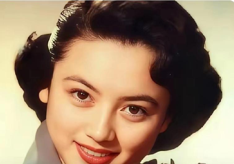 1949年那个冷得发抖的冬天，
南京一家舞厅的灯光明明灭灭，
谁也没料到，

那