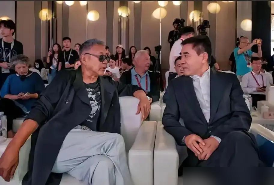 章子怡当着上百个明星的面，被陈道明一句话怼到哑口无言，脸都僵了。
华表奖颁奖，