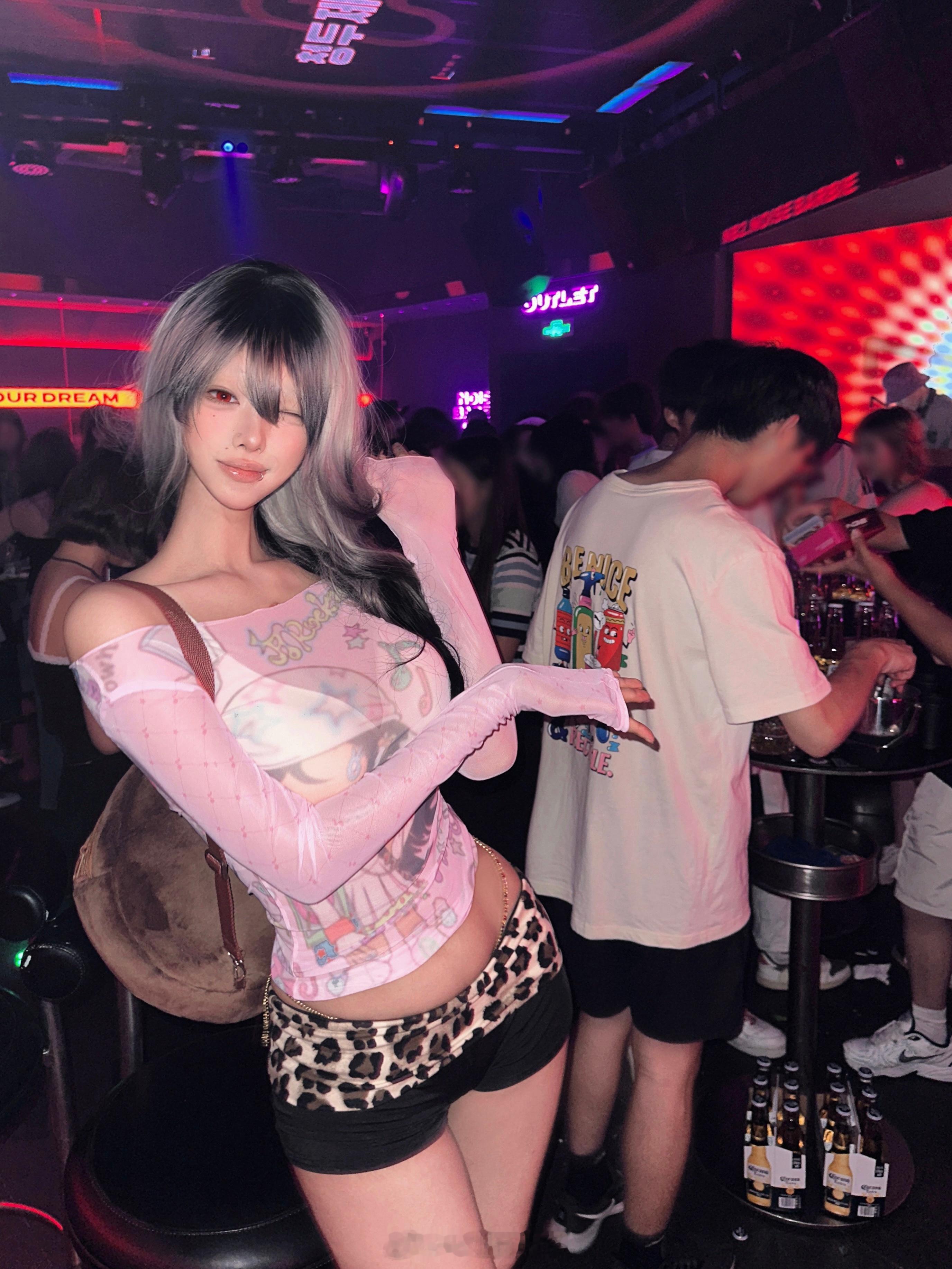 假装很嗨结果一口没喝就回家睡觉了 ​​​