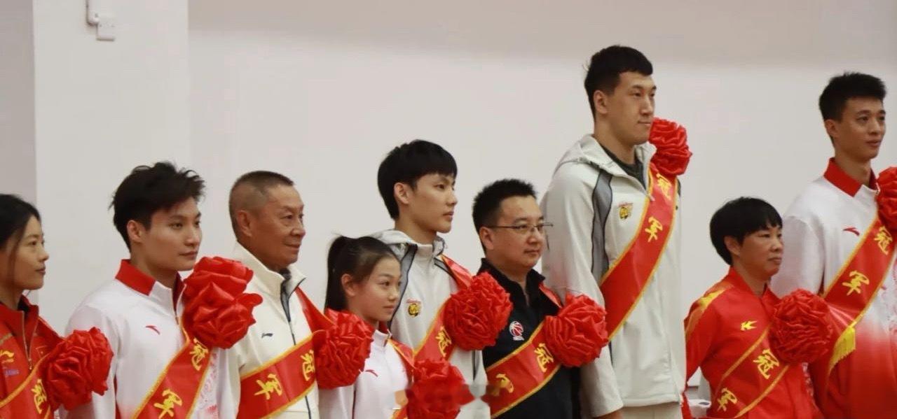 大红花代表已经过去的荣誉，未来还要更努力！新赛季篮不住金秋观赛季广东宏远