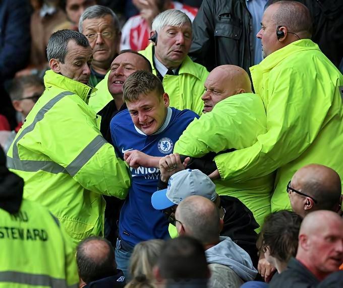 切尔西0-3再负巴黎，总比分2-8被淘汰。首回合2-5，次回合前15分钟就0-2