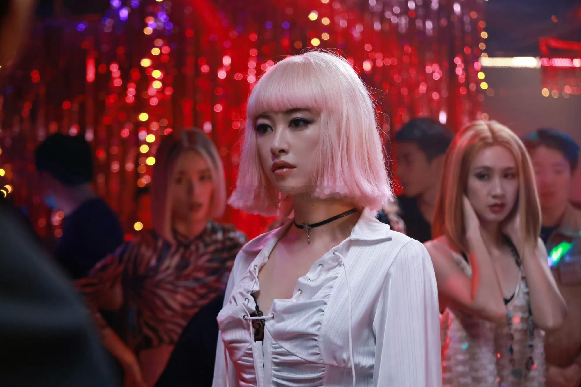 #朱珠宿敌今晚出场#这个造型好反差啊 ​​​