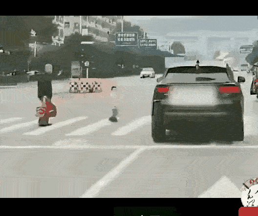 危险啊！小朋友过马路，监护人一定不要放任自由！