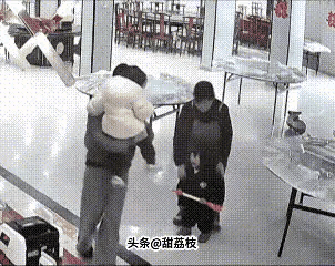 看这视频太让人气愤了，这女人真不是东西，对小孩打这么狠，自己也有小孩，对人家小孩