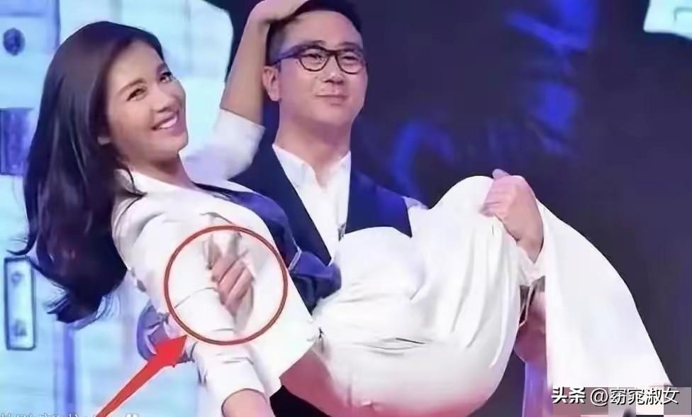 细节见人品。
大庭广众之下，刘涛就这样被抱着，她还笑得出来，这个男的是谁，认不出