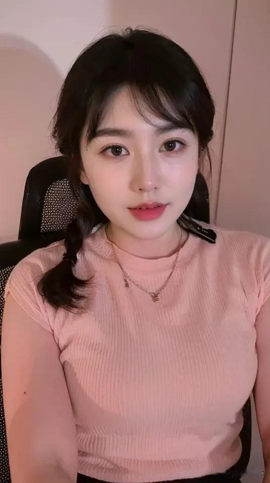 小老弟，你这真是“人心不足蛇吞象”啊！当别人出轨时，嘴上喊着“怎么能这样”，自己