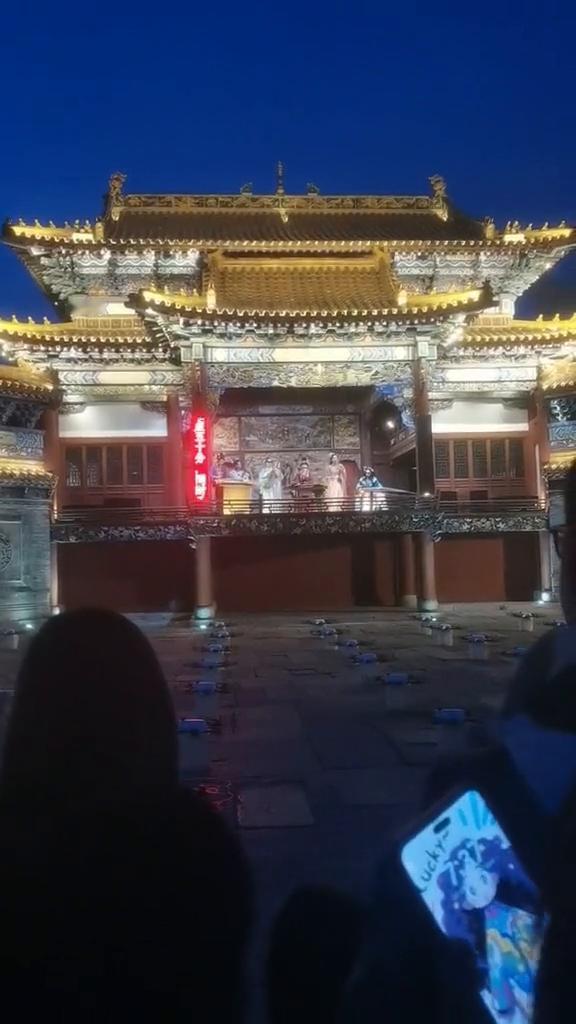 从那过去，你先站会。