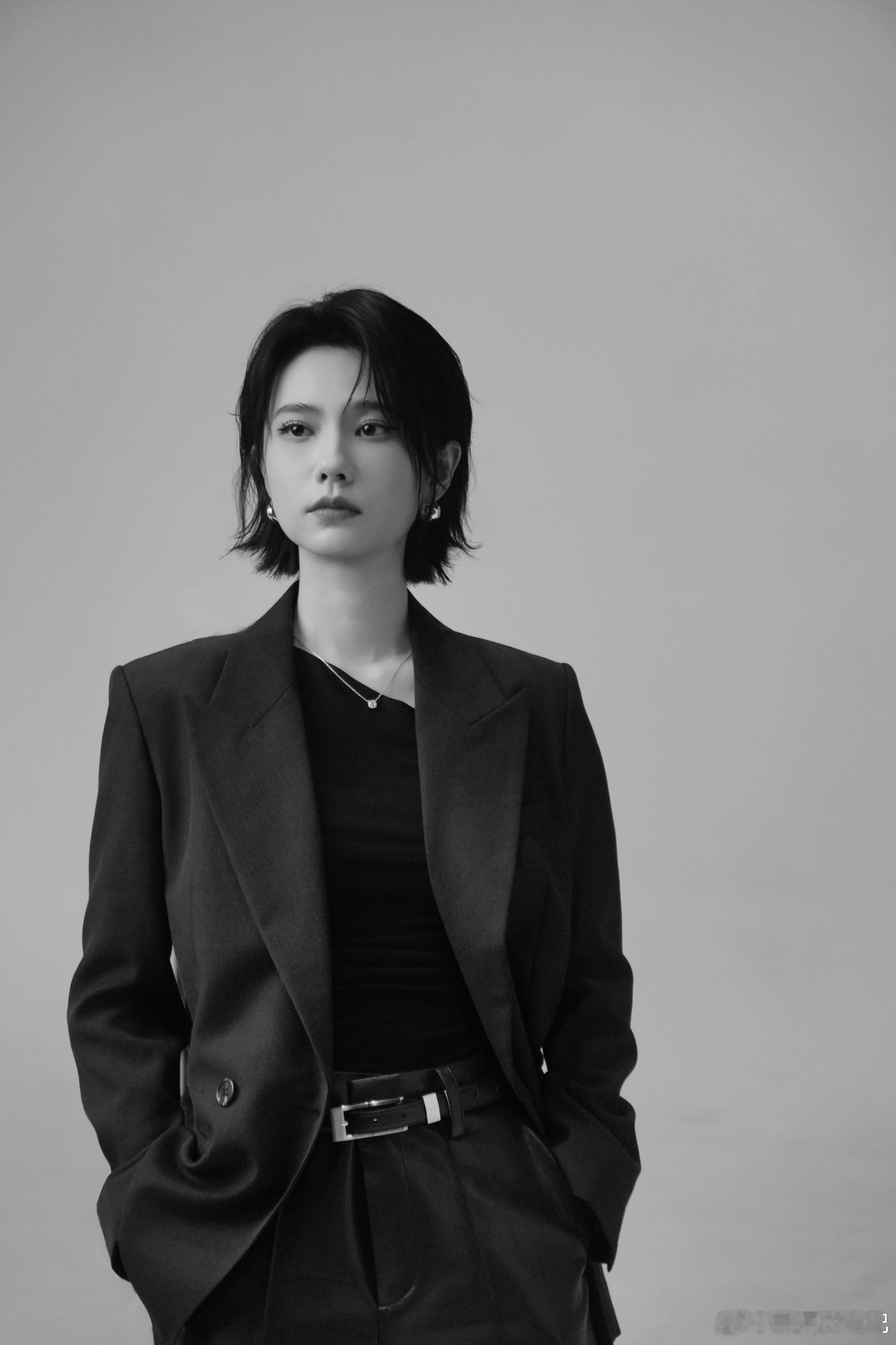 从红月开始官宣姜珮瑶饰演的陈菁也是给我们带来了眼前一亮的体验，你别说真的很适合短