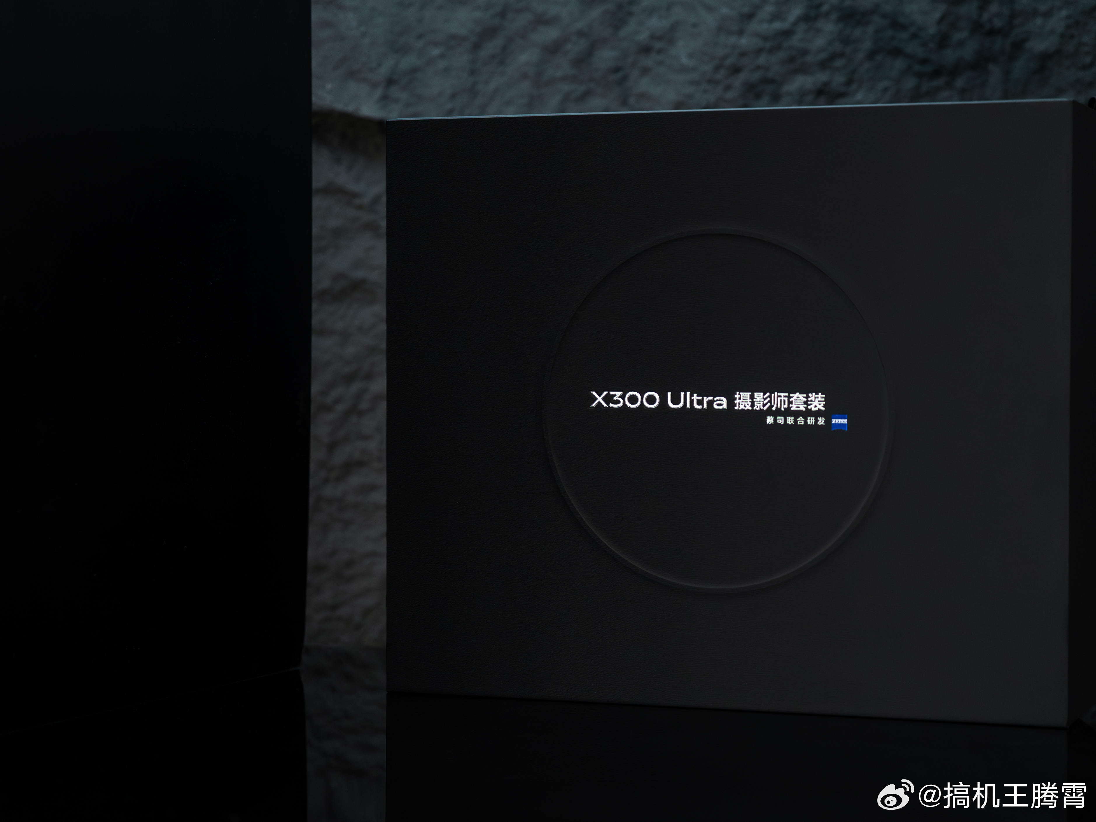 先给你们前瞻下vivo X300 Ultra「摄影师套装」图赏，全新的拍照手柄，