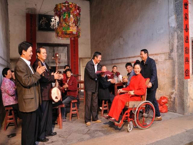 1993年，40岁穷光棍娶瘫痪女为妻，新婚夜，新娘哭着说：“我这身体，没办法给你