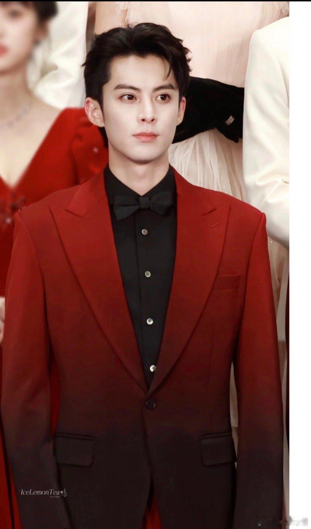 王鹤棣参加央视跨晚  这可是大惊喜。他就像快乐制造机，总能带来新奇欢乐。期待他在