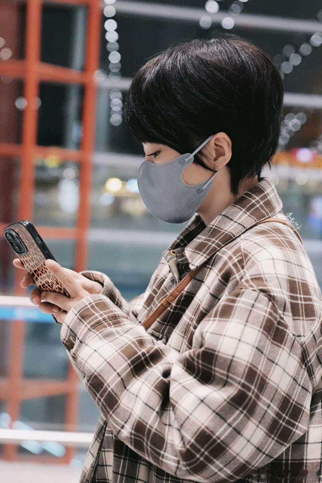 这这这居然是谭维维 这居然是短发的！好飒还很有少年感，简单利落的短发适配度拉满！