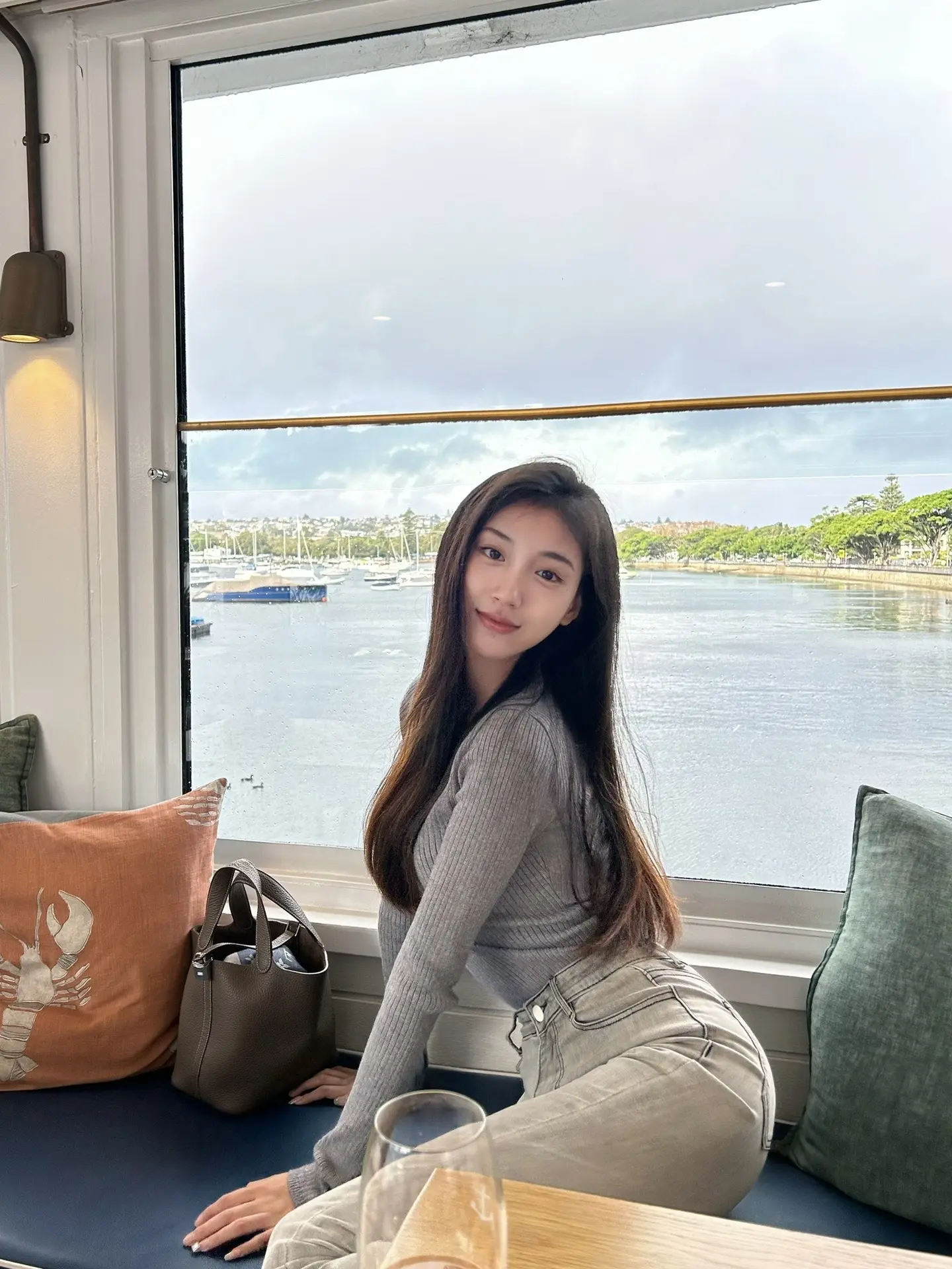 下着大雨去船屋吃brunch啦 悉尼真的好冷～突然发现自己扎高马尾比披肩发好看！