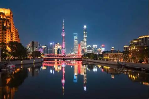 发现一个特别讽刺的规律：但凡中国科技有重大突破，快摸到美国霸权天花板了，第一批跳