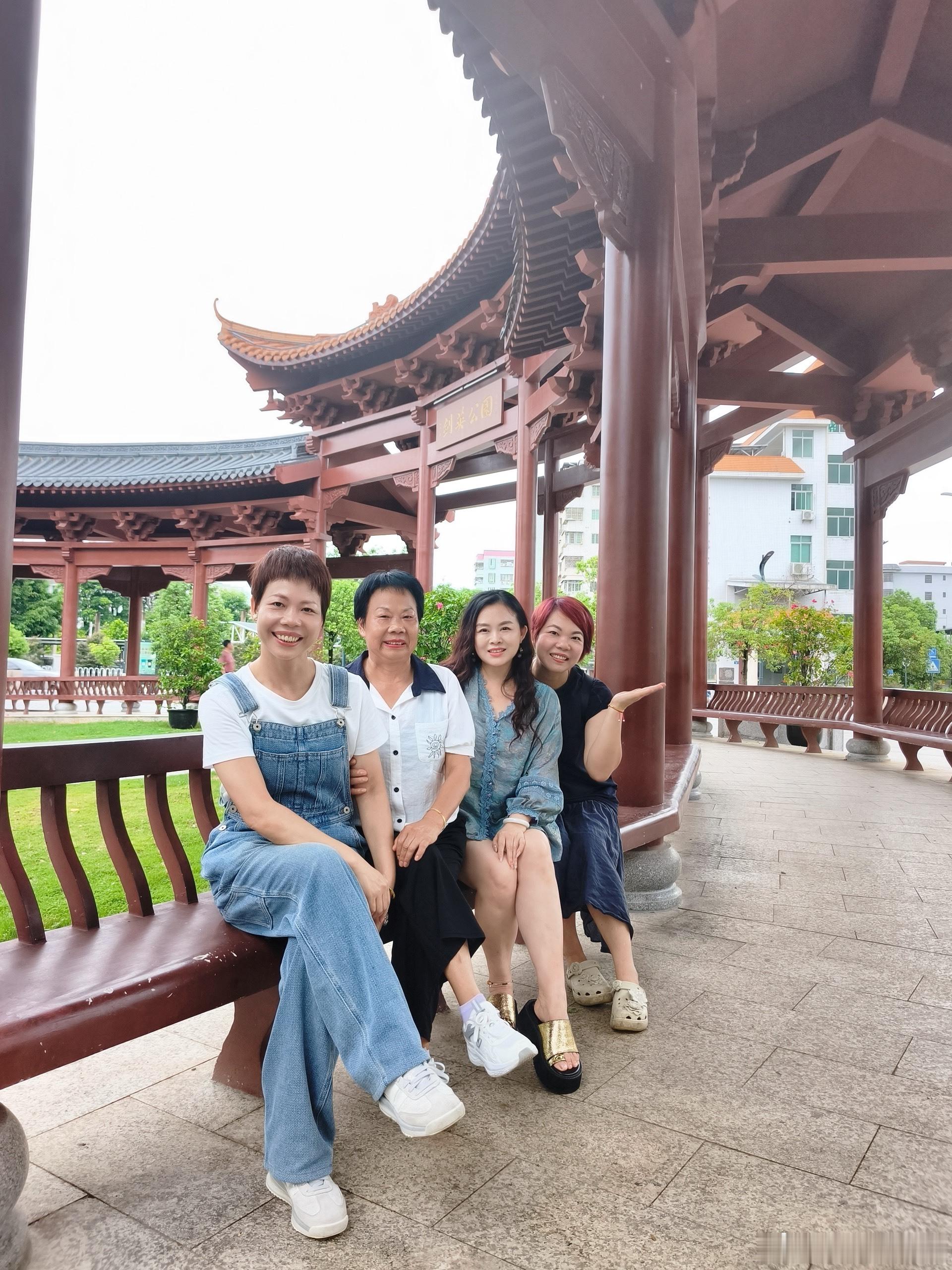 剑英公园湖畔，揽尽客都清风！偷一段湖边慢时光…… 梅州