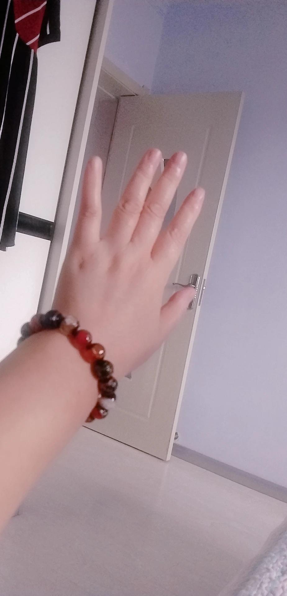 63岁，手脚可好看了，长的可磕碜了[笑哭][笑哭][笑哭]//@金陵怀古:做姥姥