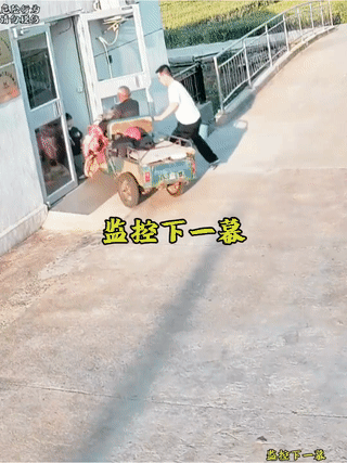 老大爷驾驶电三轮险些撞到小男孩！
就连男孩的爸爸也被三轮车剐蹭？
面对男孩爸爸的