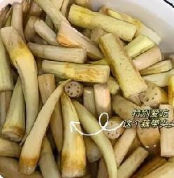 初夏限定鲜藕带，
一口脆嫩解夏乏
 
入夏必吃的水中鲜藕带，是还没长成莲藕的嫩茎