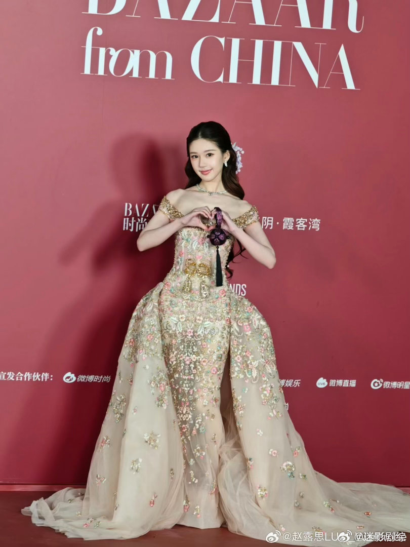 同一天解锁ES和祖海高定同一天解锁ES和祖海高定的艺人 赵露思同一天解锁es和祖