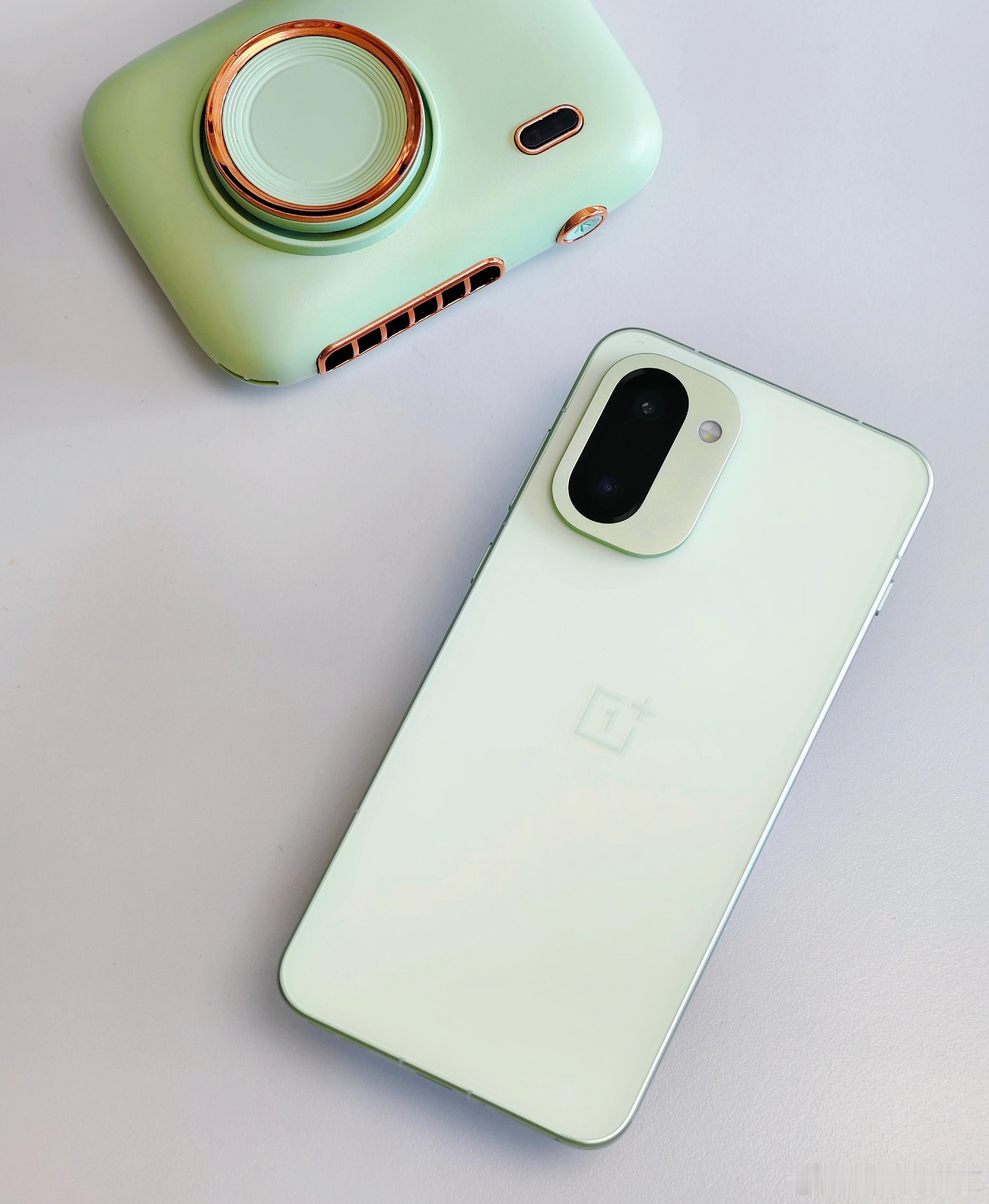 感觉加加每次出绿色手机都能让人惊喜，这次一加Ace6T的掠影绿我超爱，哪个角度都