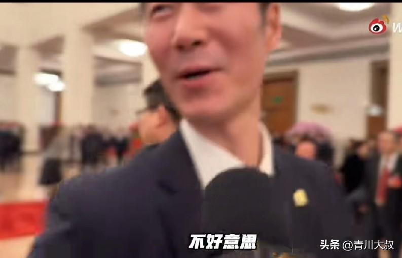 我去！以前觉得追孙颖莎的代拍追疯狂，
今天一看，
正规记者追着王励勤也很吓人，