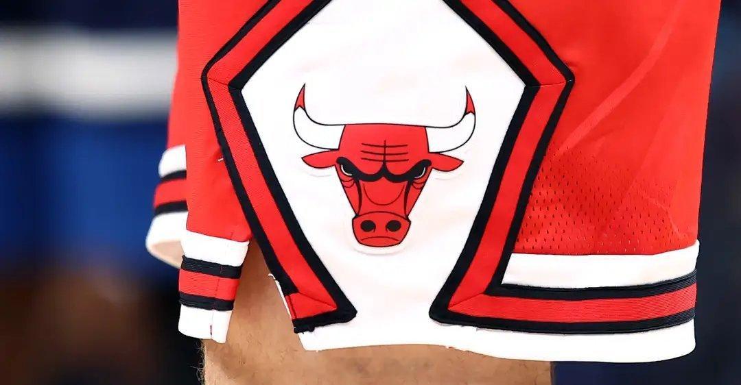 曝布朗退出公牛篮球运营主管竞选据ESPN记者沙姆斯·查拉尼亚报道，经纪人奥斯汀·