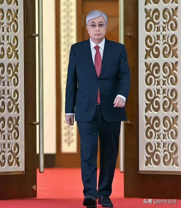 哈萨克斯坦举行修宪公投，使托卡耶夫有资格参加下届总统大选。
英媒说，哈国总统实现