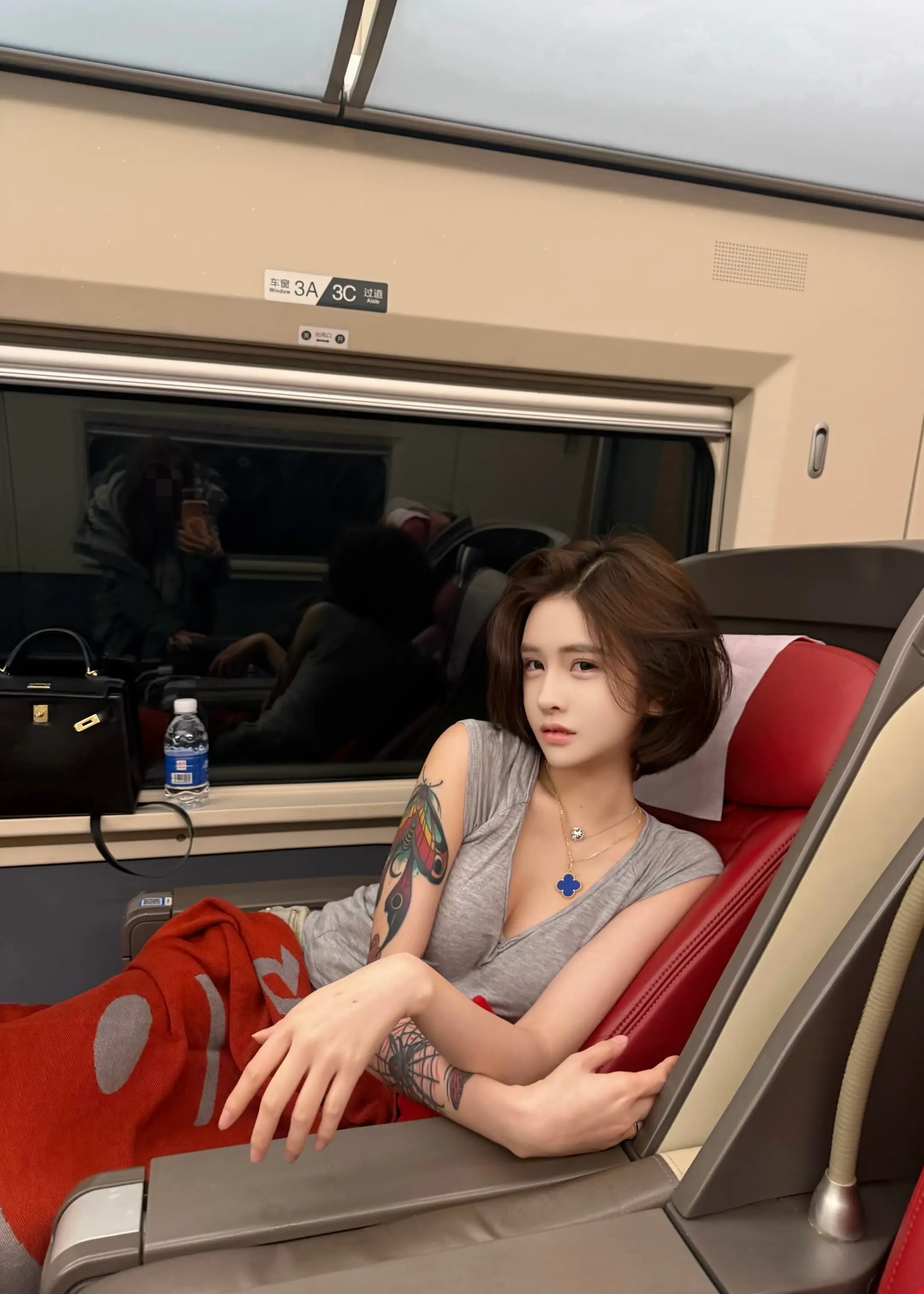 有人问我男的女的 我好服呀 我是你的
