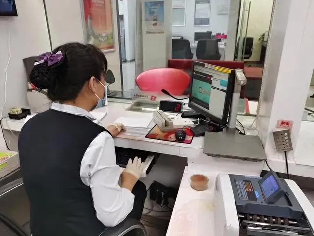 终于搞懂了
为什么今年银行存款利率跌得这么狠
不是银行抠门了，也不是大家不存钱，