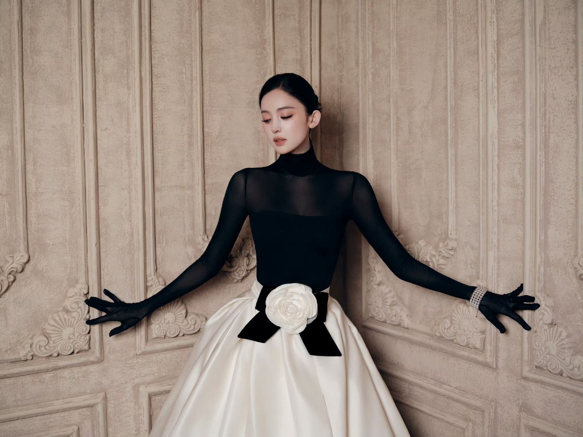 娜扎VOGUE官宣照VOGUE出发图来啦[哇]姐的美貌依旧稳定发挥，还是这么精致