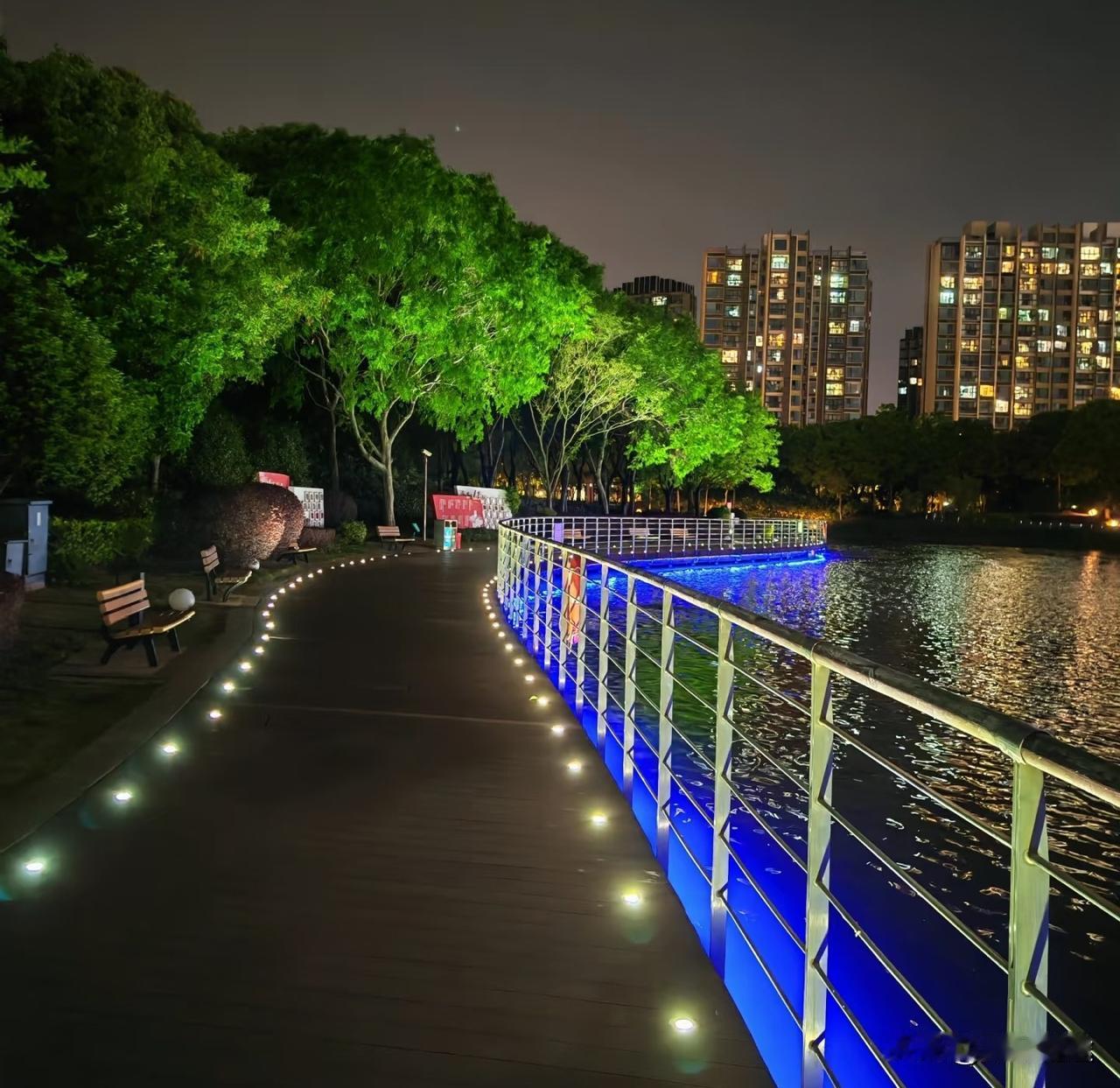 越是难熬，越要靠自己
人生总有难熬的时候，每个人都可能面临各种困境和挑战。然而，