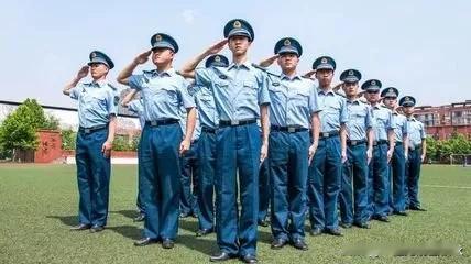 孩子考不上军校，并不意味着就没有前途了，士官学校，也是一个很好的选择呢！

什么