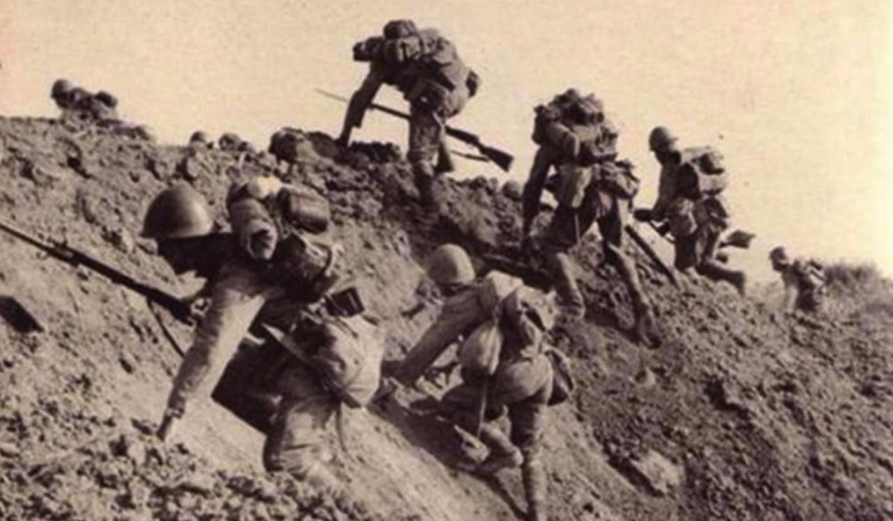 1943年，深夜宿营，全队熟睡，唯副队长张季伦独饮守夜。突然枪响——日军已摸到山