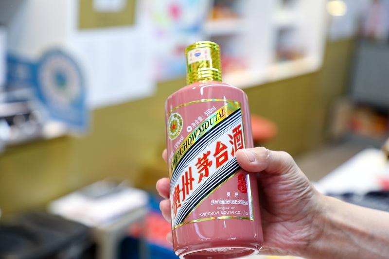 茅台价格这是坐过山车了！12月24日，第三方平台显示多个茅台品种价格大涨。蛇年茅