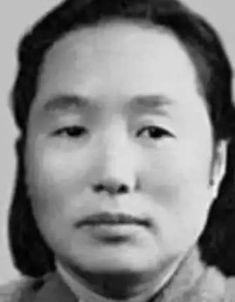 1937年，地主王学文发现一20岁女兵躺在家门口，见四下无人，他一下将女兵扛到了