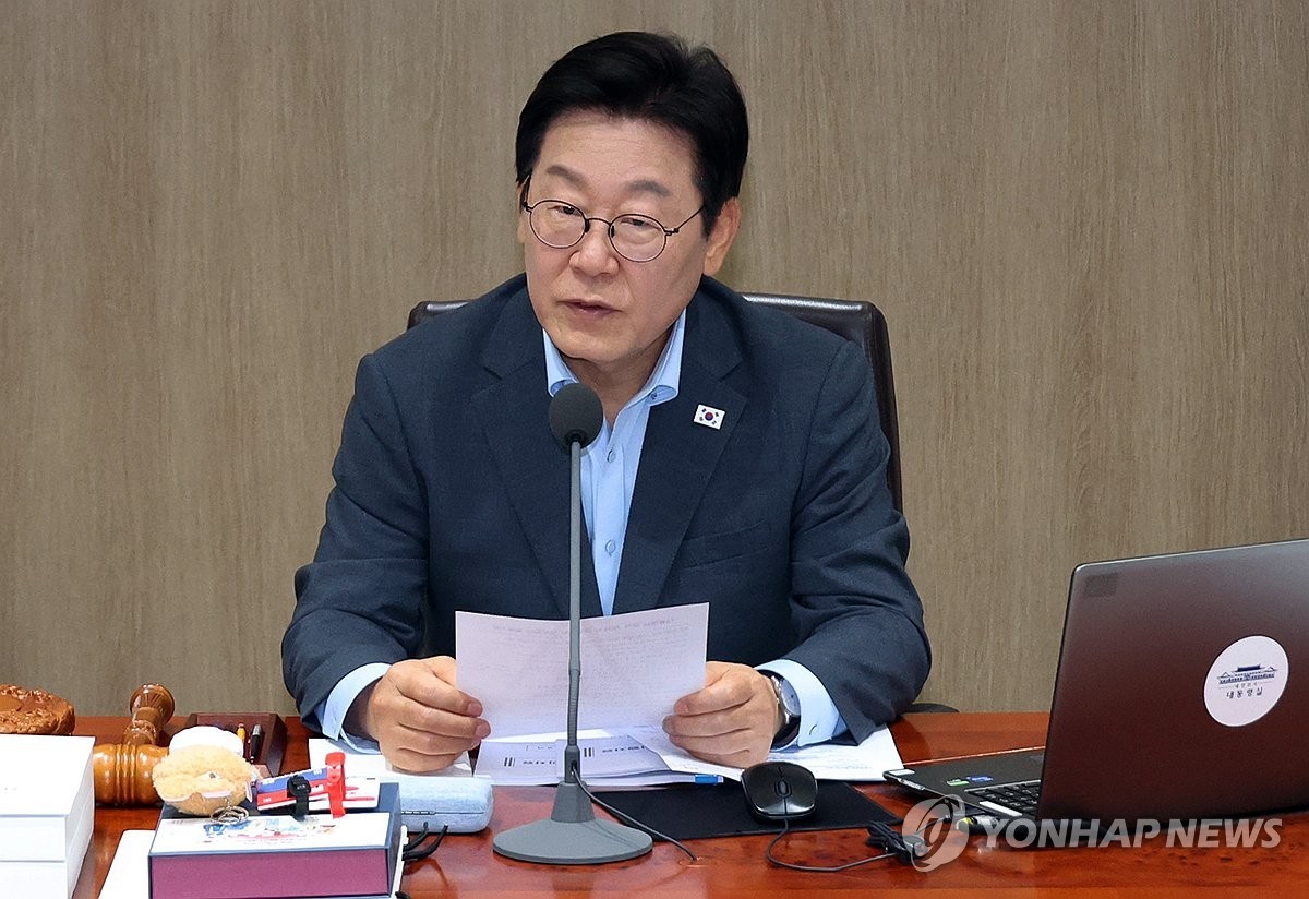 【#韩总统要求采取措施制止反华集会#】针对近期韩国内反华示威游行及歧视外国人事件