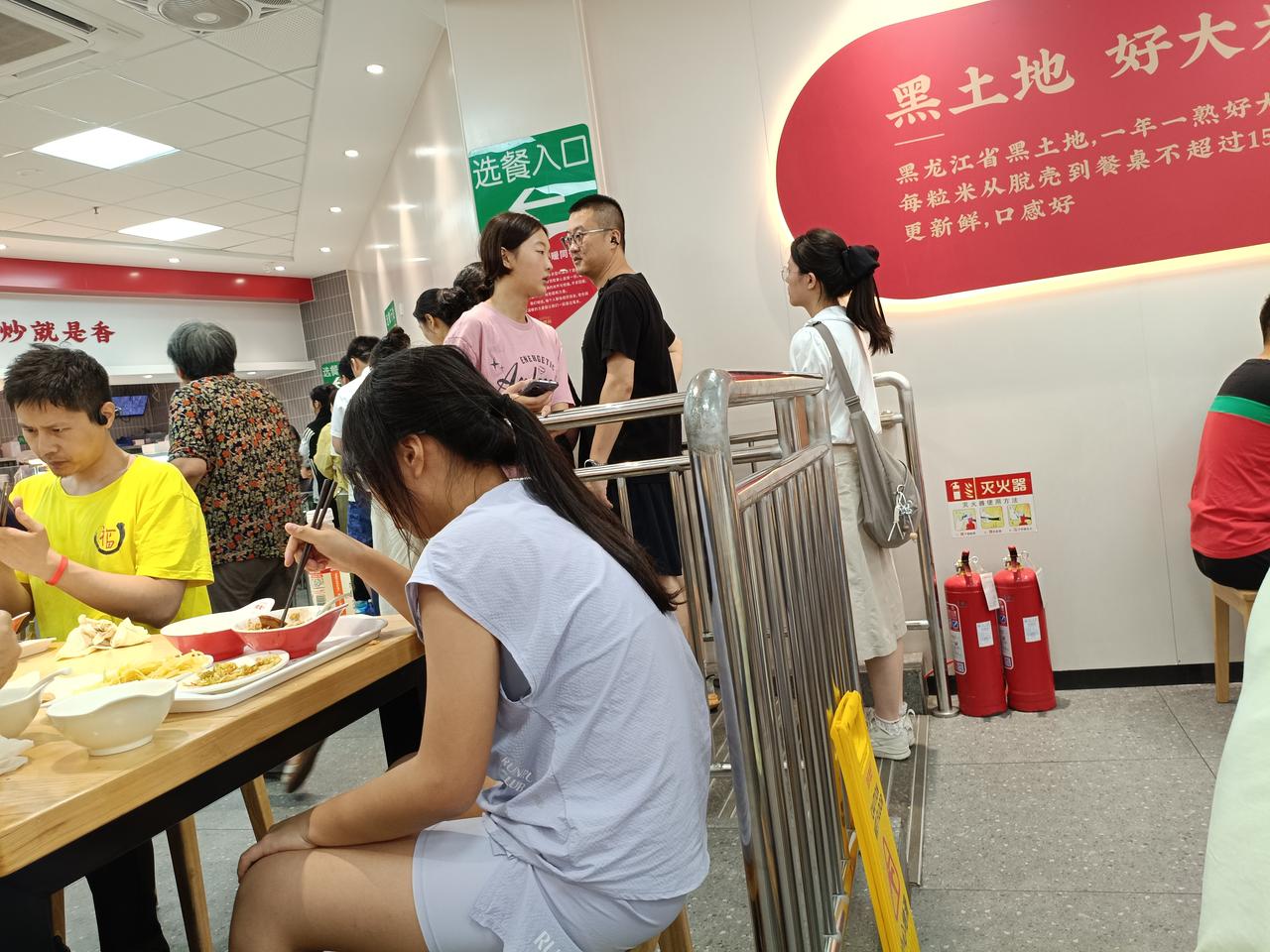 今年第一次开空调

    青岛今天的绝对气温并不高，手机里的气象预报最高温度才