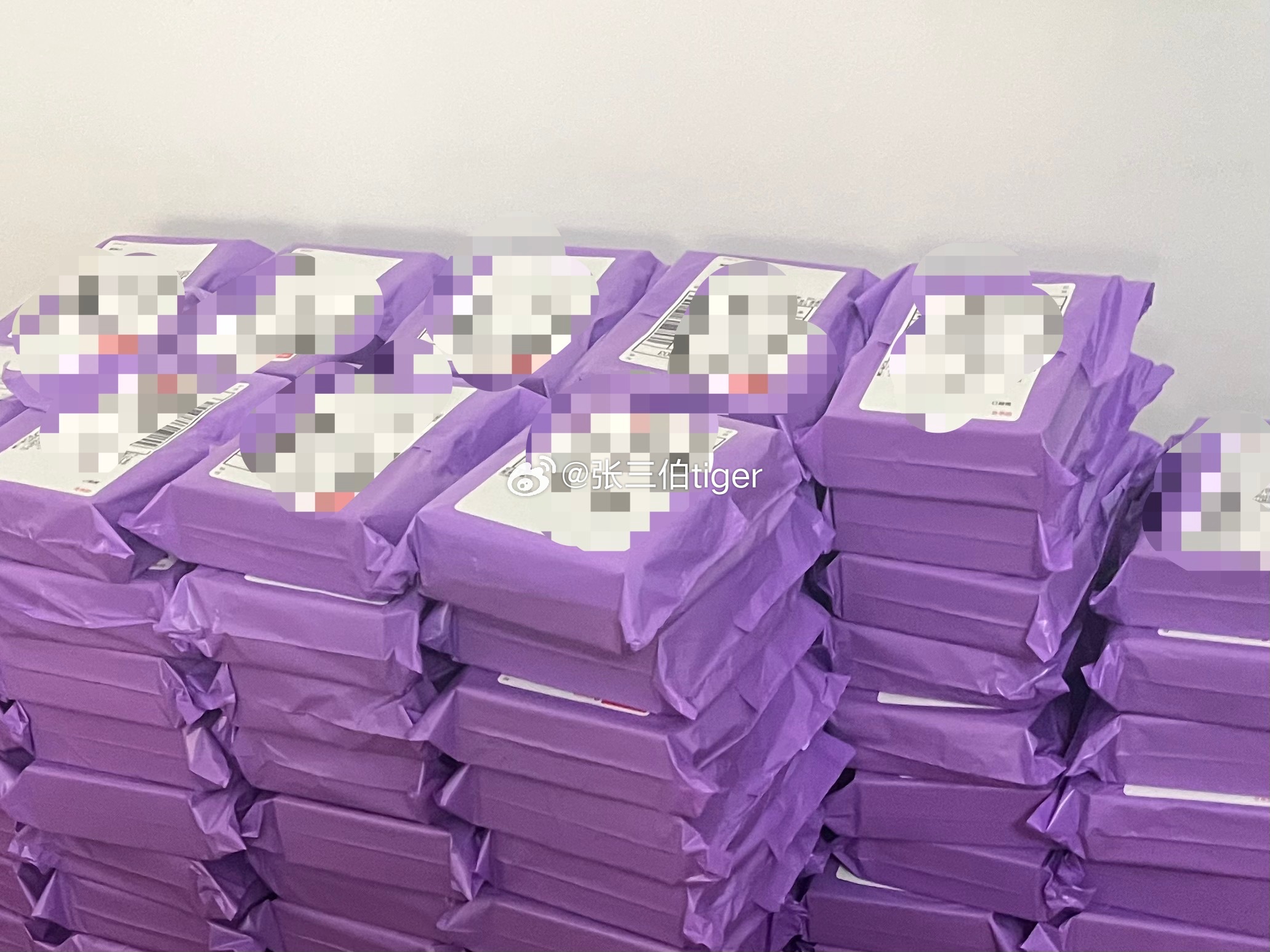 【津门虎周边】第一款主场打卡冰箱贴和第一款客场纪念徽章已经全部发货，大家明后天应